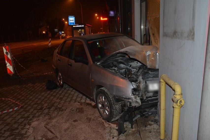 Wypadek na ul. Krakowskiej Kierowca zasłabł i wjechał w witrynę sklepu [ZDJĘCIA]