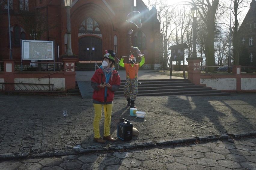 Dr Clown zatańczył przed hospicjum Betania w Opolu