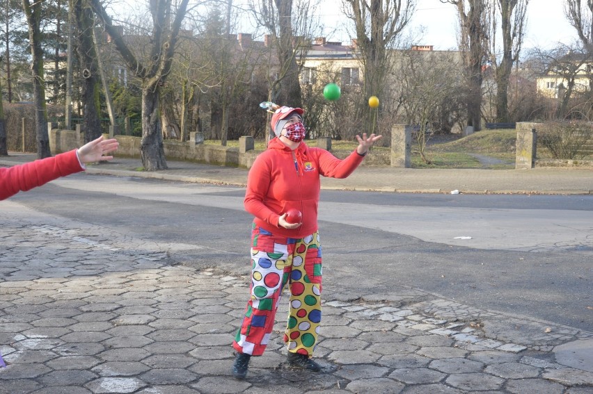 Dr Clown zatańczył przed hospicjum Betania w Opolu