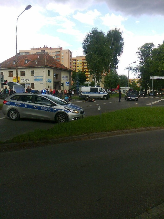 Piła: Wypadek na Bydgoskiej. Osobówka wjechała w skuter

Wypadek na ulicy Bydgoskiej w Pile. Niedaleko sklepu Lidl kierowca samochodu osobowego wjechał w skuter.