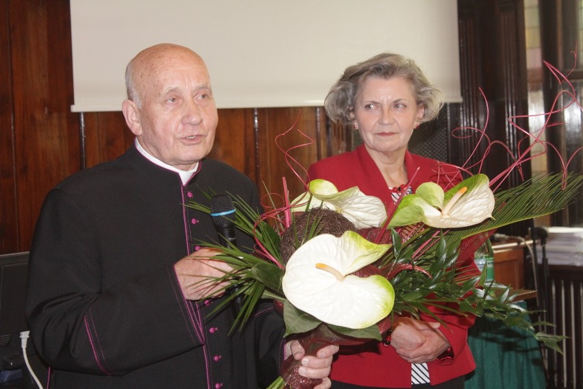 Ksiądz Bogusław Wermiński z Marią Romańską, przewodniczącą...