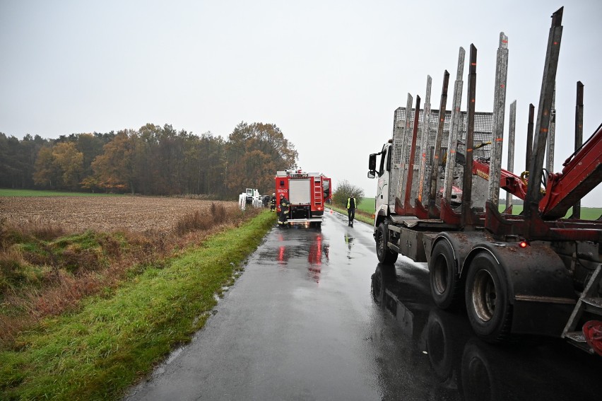 Zderzenie dwóch ciężarówek między Zbarzewem a Osową Sienią.  Auta wypadły z drogi [ZDJĘCIA i FILM]