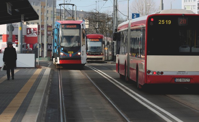 W Gdańsku autobusy i tramwaje w majowe długie weekendy będą kursowały według zmienionych lub sobotnio-niedzielnych rozkładów jazdy