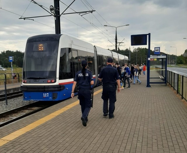 W Bydgoszczy o obowiązku zakrywania nosa i ust w komunikacji miejskiej przypominali też pasażerom policjanci.