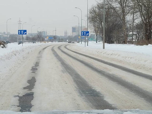 Atak zimy w powiecie nowotomyskim. Na drogach jest ślisko - uważajmy!