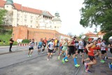 Cracovia Maraton 2024. Maratończycy biegną przez Kraków. Zobaczcie zdjęcia! Utrudnienia, zmiany w organizacji ruchu