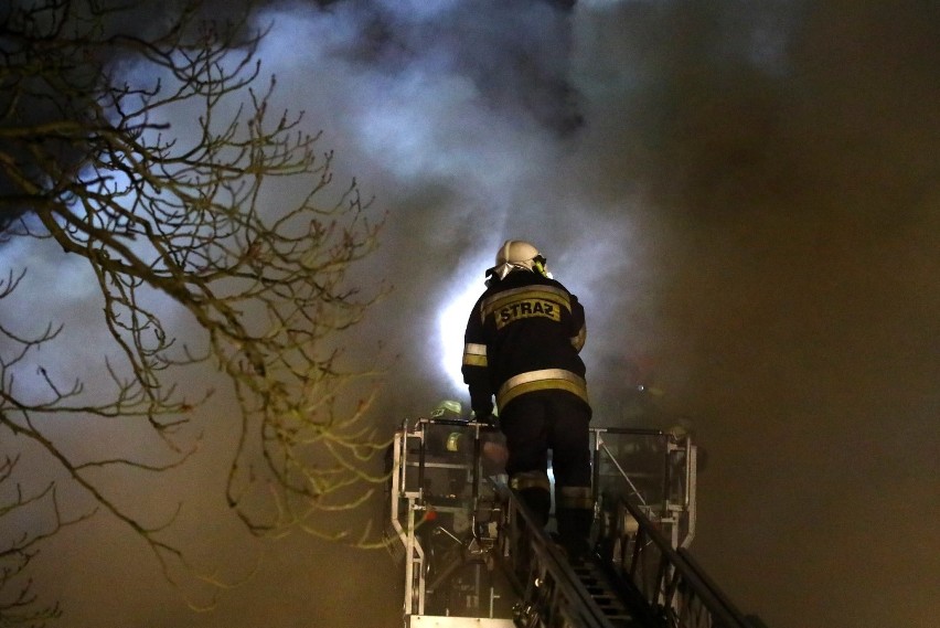 Pożar budynku byłego Metalplastu w Piotrkowie