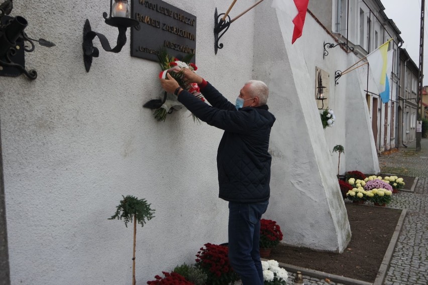 Burmistrz Marian Wielgosik złożył kwiaty pod tablicą pamiątkową