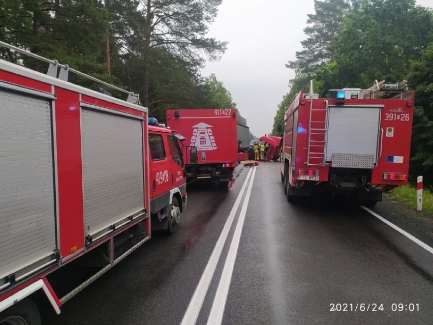 Wypadek pod Krzeszycami. Zderzyły się dwie ciężarówki. Na miejscu lądował śmigłowiec LPR. Droga jest zablokowana