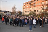 Pleszew. Droga krzyżowa w parafii Najświętszego Zbawiciela w Pleszewie. Wierni ponieśli krzyż ulicami miasta