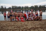 Morsy z Krzywinia uczcili Święto Narodowe kąpielą w jeziorze [ZDJĘCIA]