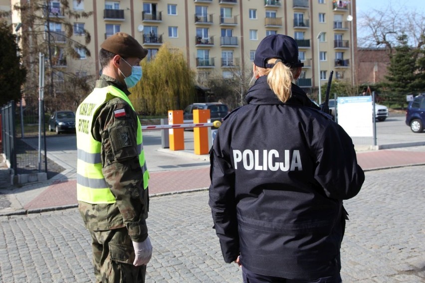 Policjanci patrolują ulice wraz z innymi służbami. Policją,...