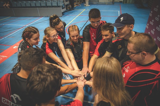 Zbyszek Bizoń (w czapce) z zawodnikami Sportowni