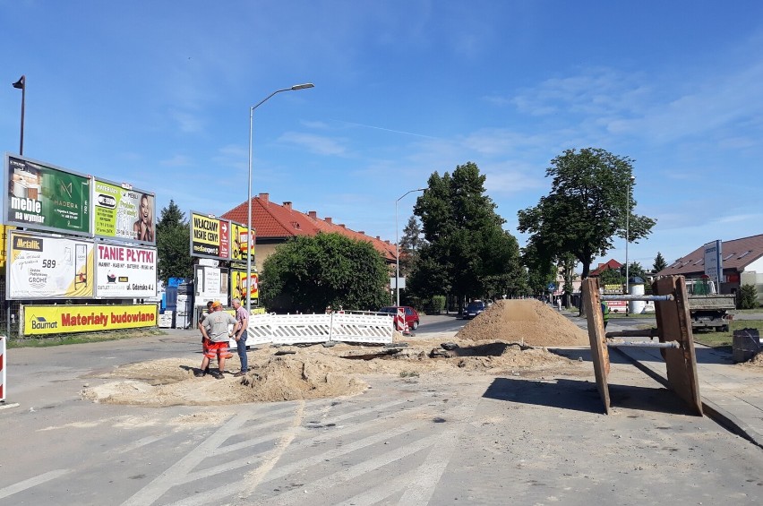 Likwidują wielką dziurę w jezdni przy ulicy Kościuszki w Stargardzie. Samochody niebawem pojadą 