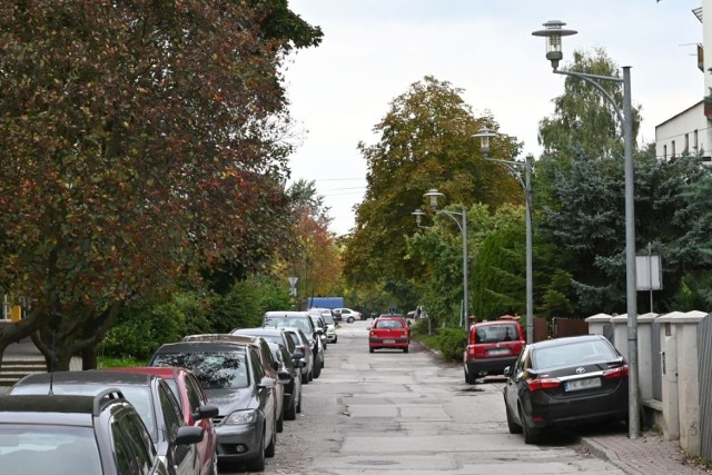 Wieczorem i w nocy na ulicy Legnickiej jest tak ciemno, że trudno trafić kluczem do drzwi.