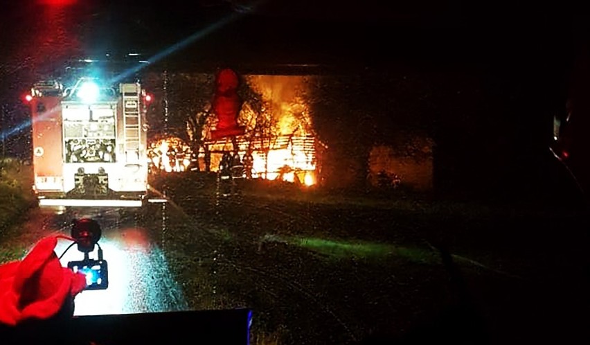 Wielki ogień i akcja gaśnicza pół setki strażaków we wsi Roztoka pod Limanową