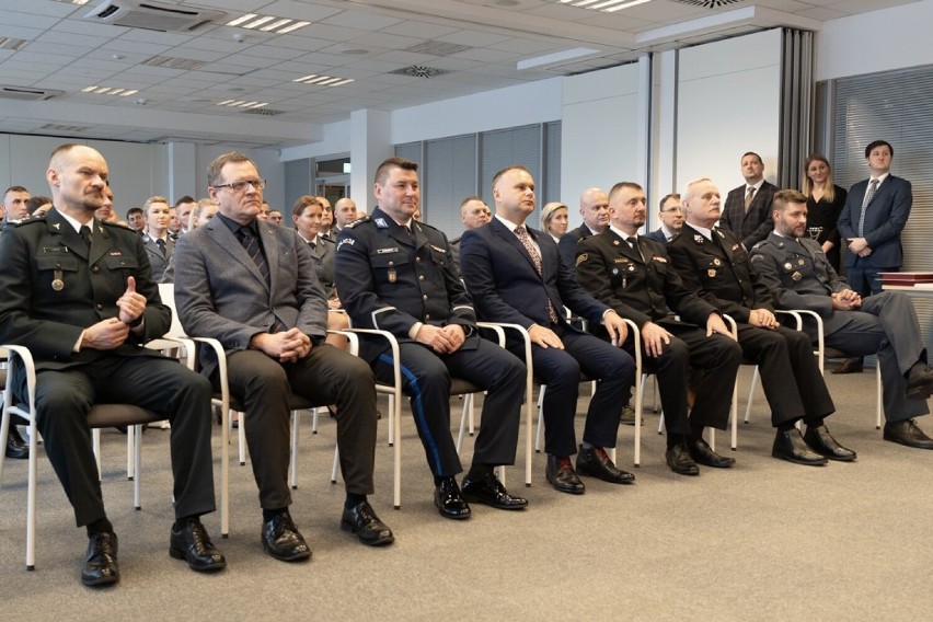 Policjanci i strażacy z województwa łódzkiego z nagrodami marszałka. Wśród najlepszych policjanci z naszego regionu ZDJĘCIA