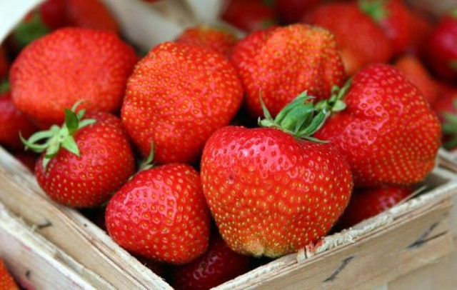 Zła wiadomość dla wszystkich lubiących truskawki. Na targowiskach i w sklepach kilogram tych owoców kosztuje około 7-8 zł.