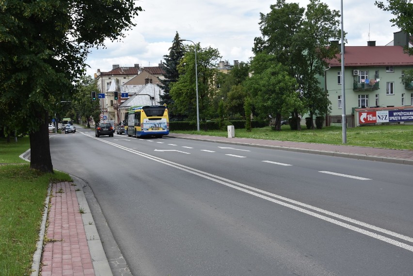 Tarnów. Remont alei Solidarności w prokuraturze po zawiadomieniu od ranego. Kto odpowie za fuszerkę w postaci kolein na nowej nawierzchni?