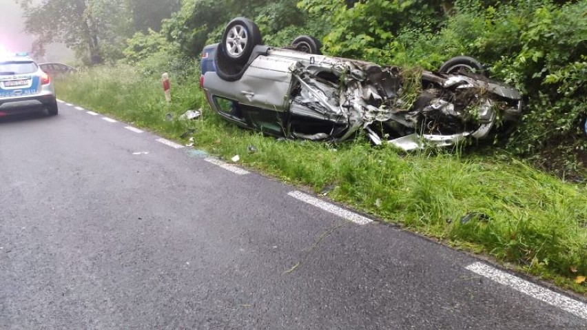 Białe Błoto. 21-kierowca zasnął za kierownicą i dachował (10.06.2022)