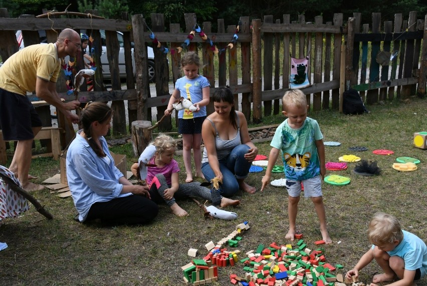Nauka przez zabawę. W Kielcach odbyły się warsztaty recyklingowe dla całych rodzin (WIDEO, zdjęcia)