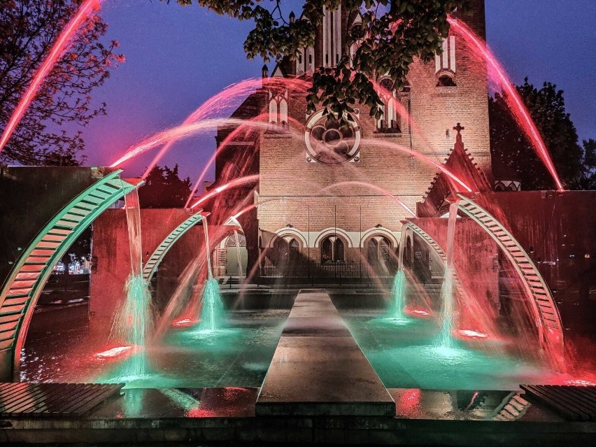 Podświetlona fontanna na Placu Zwycięstwa