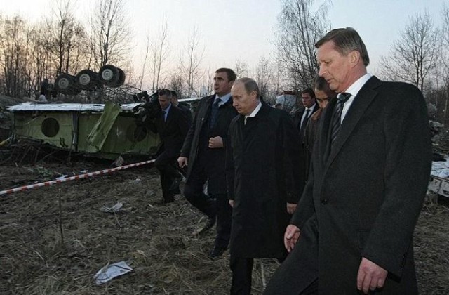 Putin i rosyjscy oficjele na miejscu tragedii