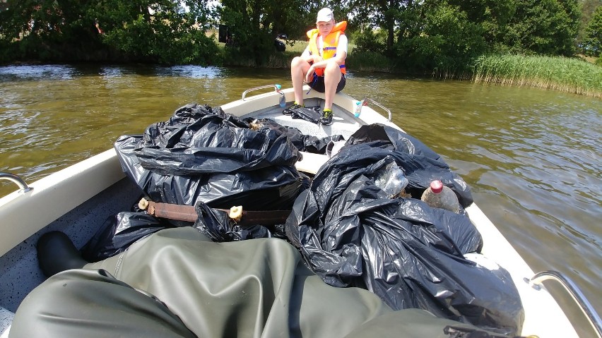 Pracownicy firmy NFM z rodzinami posprzątali okolice Jeziora Lubowidz ZDJĘCIA