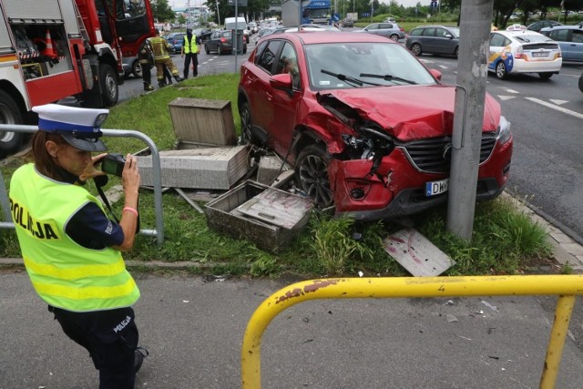 To duże skrzyżowanie w sąsiedztwie centrum handlowego Korona. Al. Krzywoustego to jedna z większych dróg wlotowych do stolicy Dolnego Śląska. Naprawdę niebezpiecznie robi się tutaj, gdy przestaje działać sygnalizacja świetlna.