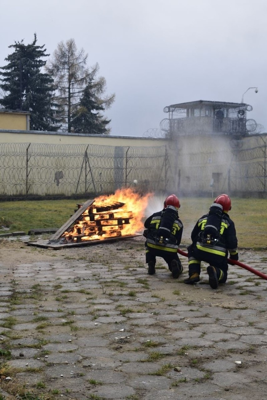 Więźniowie zażyli dopalacze i nie chcieli wrócić do swoich cel. W Areszcie Śledczym przy ul. Smutnej w Łodzi odbyły się ćwiczenia służb