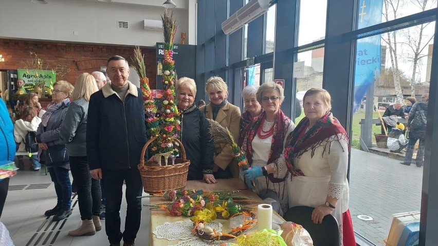 Mnóstwo osób na Kiermaszu Wielkanocnym w Ostrowcu Świętokrzyskim. Tradycyjne potrawy, stroiki i konkurs na najładniejszą palmę