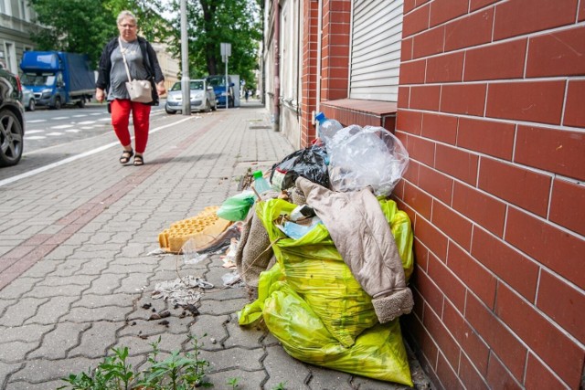 Mieszkańcy z Mazowieckiej w Bydgoszczy mają dość bałaganu i śmieci walających się pod nogami
