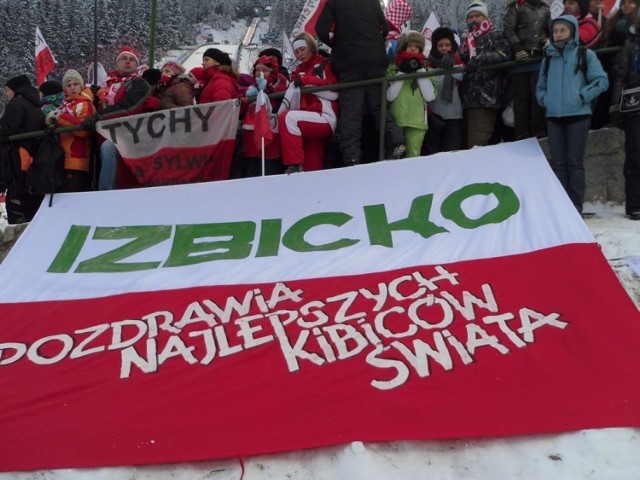 Kibice pod flagą biało-czerwoną przyjechali z wielu miejsc w kraju, by wspierać polskich skoczk&oacute;w. Fot. Piotr Drabik