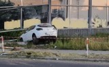 Wypadek na ulicy Brzeźnickiej w Radomsku. Pijany kierowca przejechał prosto przez rondo i uderzył w bariery