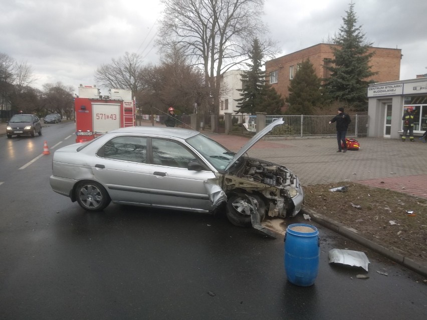 Wypadek na ul. Łaskiej w Zduńskiej Woli. Auto uderzyło w słup [zdjęcia]
