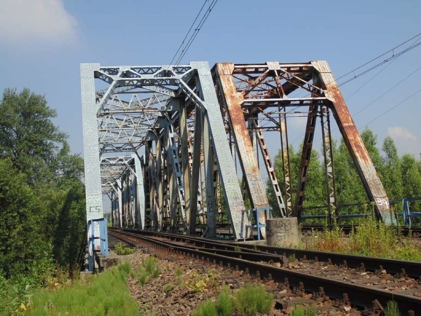 Wypadek w Oświęcimiu. 13-latek spadł z mostu kolejowego [ZDJĘCIA]