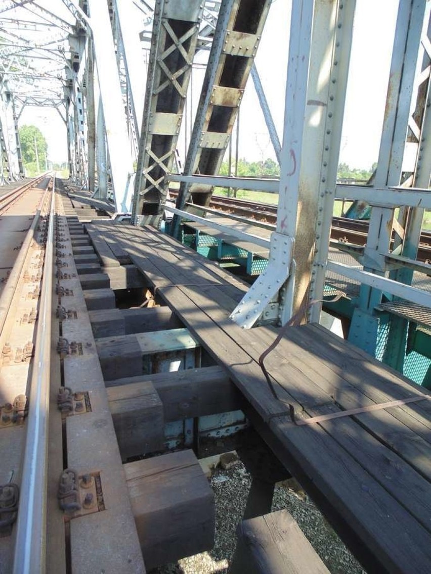 Wypadek w Oświęcimiu. 13-latek spadł z mostu kolejowego [ZDJĘCIA]