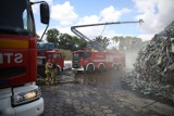 Pożar składowiska śmieci niedaleko Płocka. Palą się materiały niebezpieczne. Z ogniem walczy 10 zastępów straży pożarnej