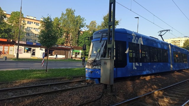 Rozbity tramwaj "Lajkonik", który brał udział w wypadku na ul. Teligi