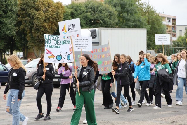 Uczniowie przeszli ulicami Staszowa z transparentami głoszącymi ekologiczne hasła