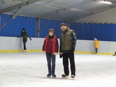 Krzysztof Molitor z córką Kasią zamierza przychodzić na lodowisko kilka razy w tygodniu. - Lubimy jeździć na łyżwach - mówią zgodnie