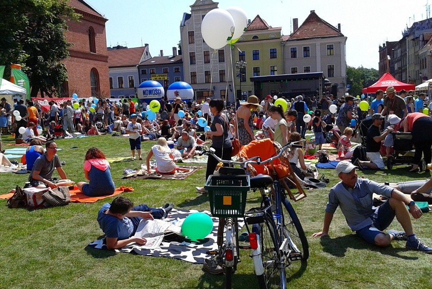 Toruń, Rynek Nowomiejski - Śniadanie na trawie 2013