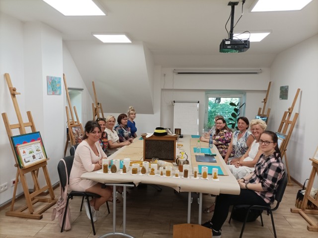 Warsztaty tworzenia świec z wosku pszczelego w Klubie Inicjatyw Lokalnych w Mysłowicach. 
Przesuwaj zdjęcia w prawo - naciśnij strzałkę lub przycisk NASTĘPNE