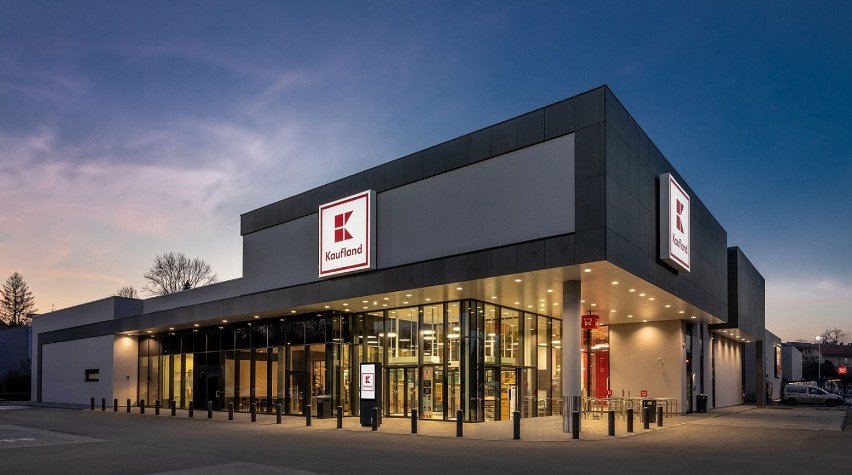 Kaufland otwiera nowe sklepy w Częstochowie i w Zawierciu. Sieć poszukuje pracowników. Kasjer może zarobić nawet 3900 zł brutto