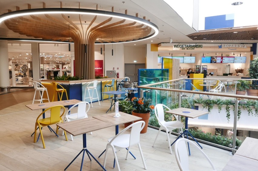 Odświeżony food court w Atrium Reduta. Pięć nowych konceptów gastronomicznych, zróżnicowane menu i przepełnione zielenią otoczenie