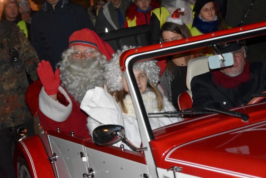 Święty Mikołaj z Rovaniemi odwiedził Piłę. Mieszkańcy witali go bardzo serdecznie [ZOBACZ ZDJĘCIA]