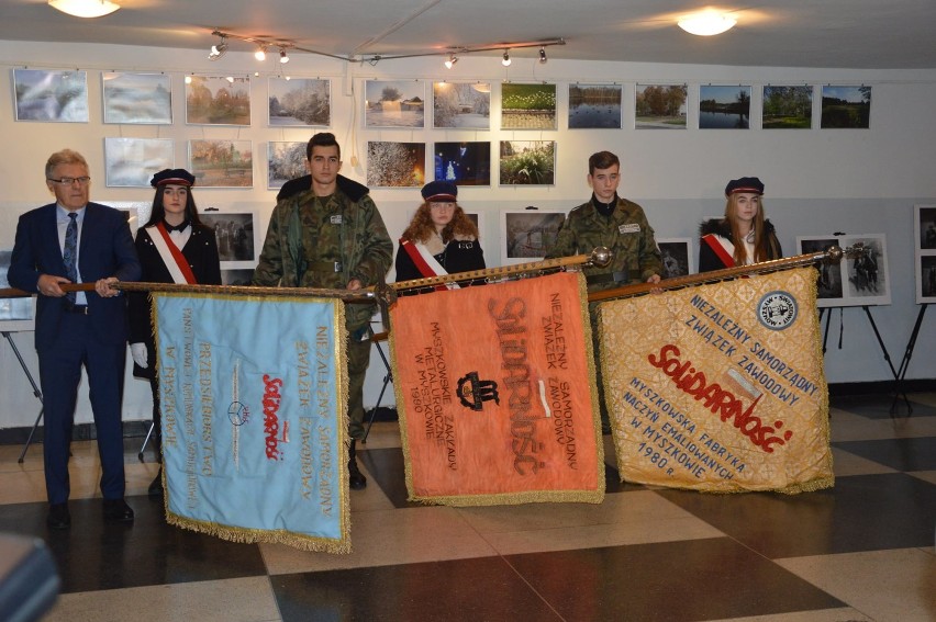 Przekazania sztandarów  "Solidarności" Starostwu Powiatowemu ZDJĘCIA