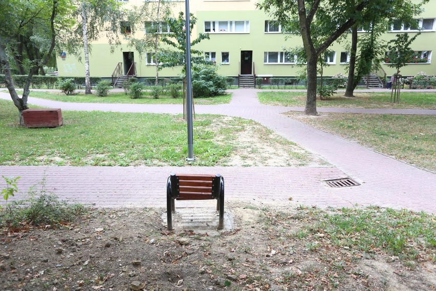 Jednoosobowe ławki stanęły w Warszawie. Jedni się śmieją, drudzy pochwalają pomysł [ZDJĘCIA]