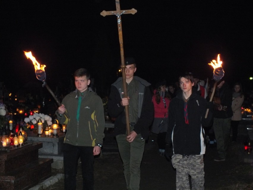 1 listopada w Kraśniku: Harcerze poprowadzili Drogę Krzyżową...