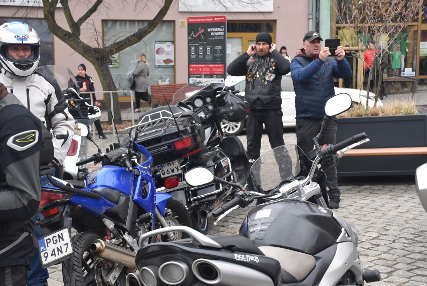 Wielkopolscy motocykliści na Rynku rozpoczęli sezon! Harleye, Hondy i… Romety w środku Gniezna [FOTO]
